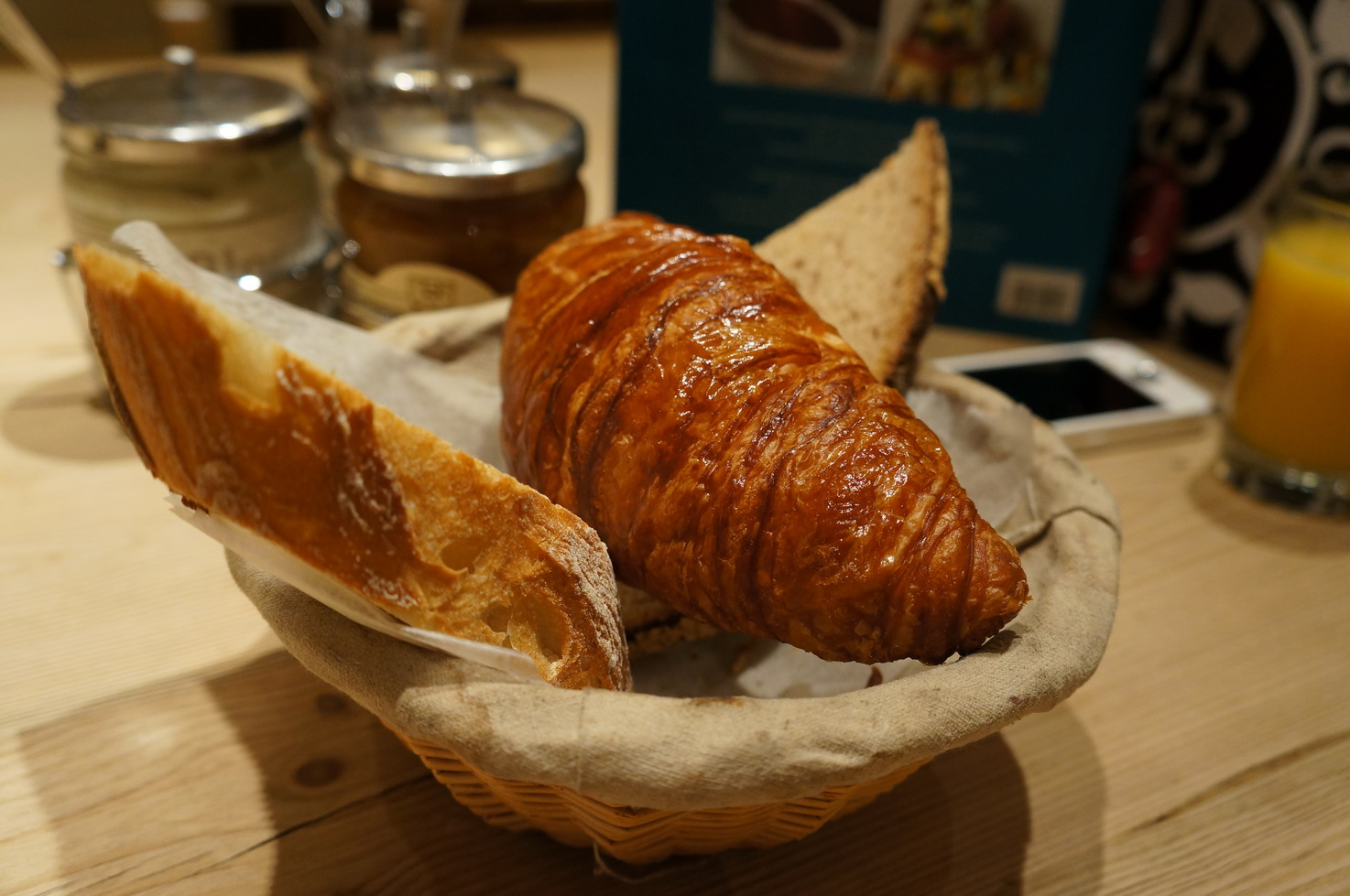 Le Pain Quotidien好吃的Breakfast Basket ! 