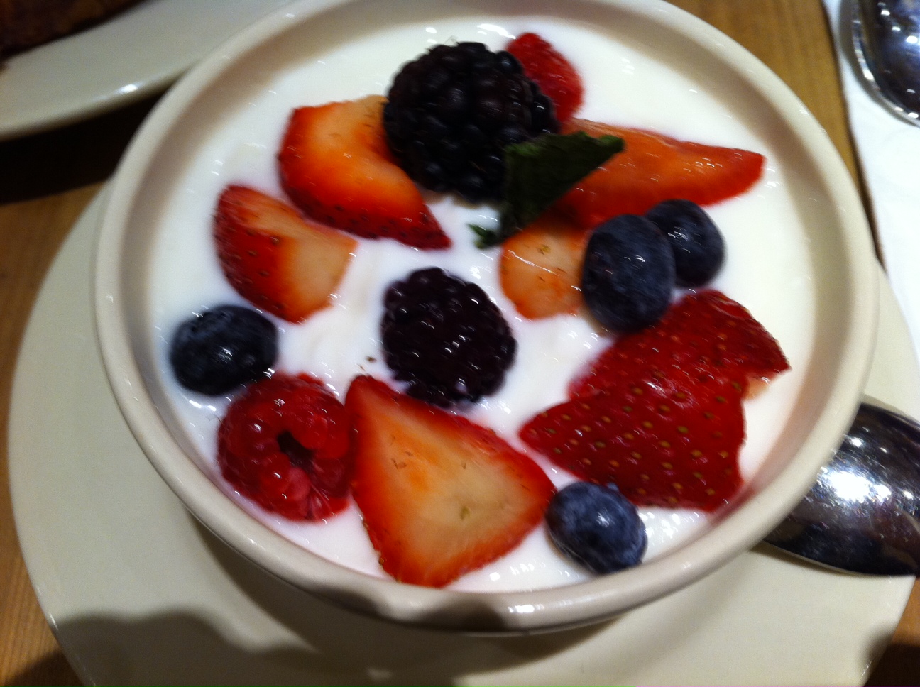餐後的「低脂鮮莓優格」（Low Fat Organic Yogurt With Berries）!
