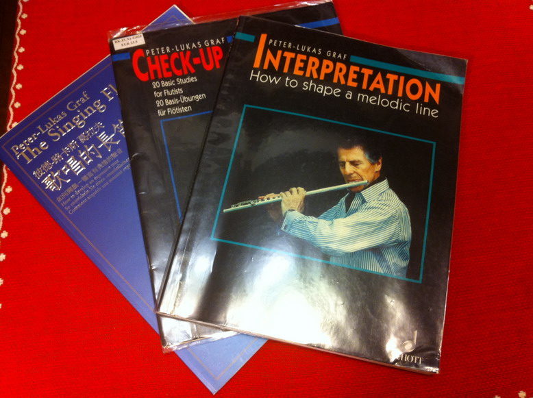 葛拉夫之著作，由右而左為《音樂風格演釋指南》（〝Interpretation〞，2001）、《長笛基礎練習》（〝Check-Up〞，1991），以及《歌唱的長笛》 （〝The Singing Flute〞，2003）。「黃金七律」是在〝Check-Up〞的序文之後。