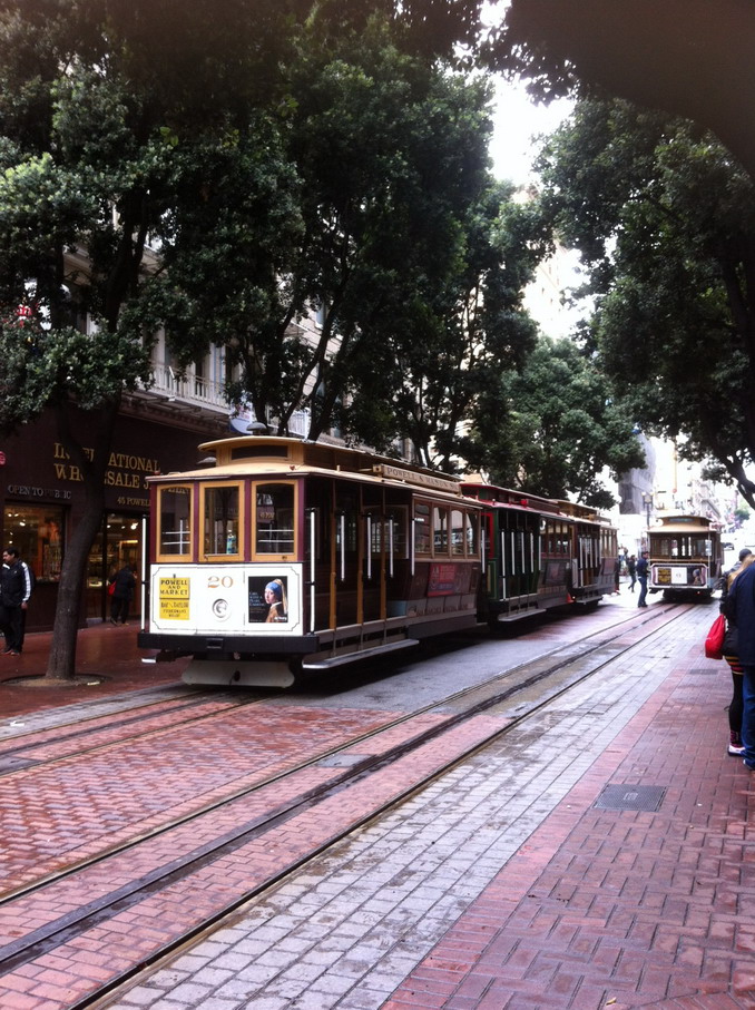 行駛於舊金山丘陵地勢上的Cable Car（叮噹車）。它是舊金山市政府重要的觀光資產，亦是住在山城上的居民往來市中心必需的交通工具。純慧旅行舊金山時被它可愛討喜的外形深深吸引！