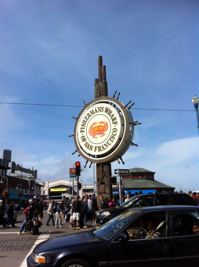 廣闊藍天下的漁人碼頭（Fisherman's Wharf)。街上滿是來賞美麗海景、吃新鮮海產的人潮！