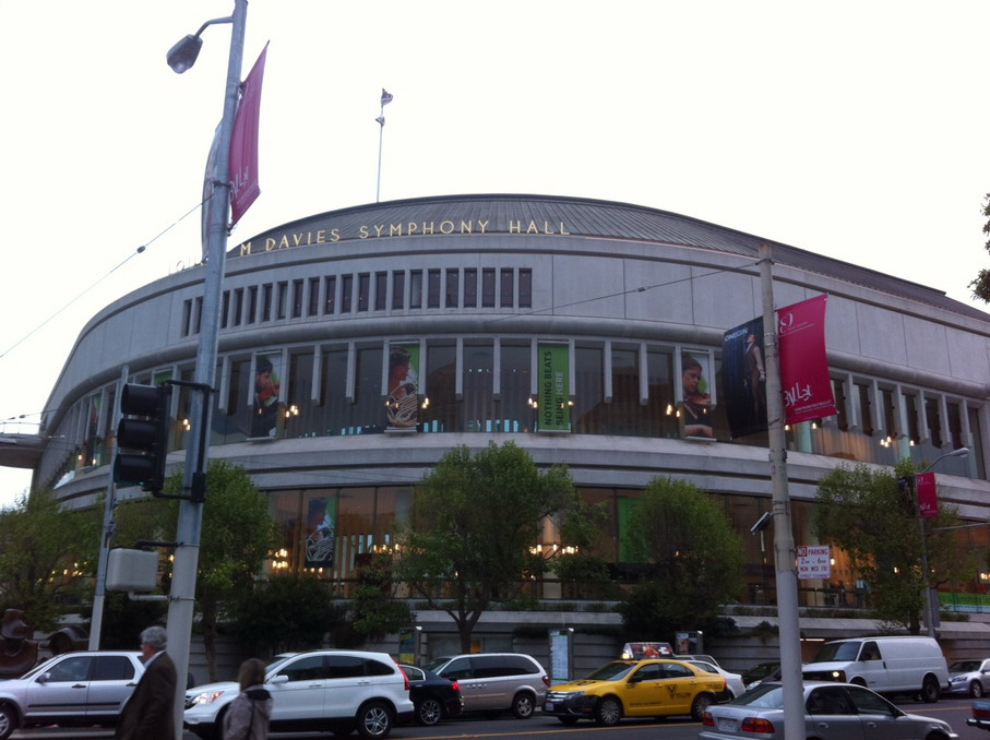 舊金山交響樂團的所在地Davies Symphony Hall,這個1906年舊金山大地震後成軍的交響樂團是舊金山人最大的驕傲之一。