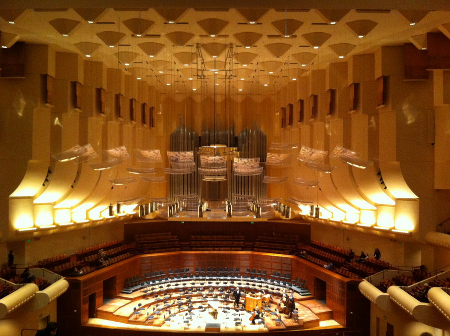 Davies Symphony Hall 華麗的內部舞台。迴旋式的設計使得看表演的視覺聽覺都是頭等艙等級！