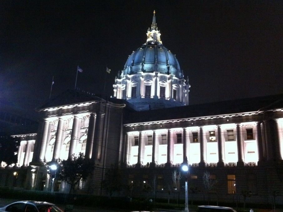舊金山市政府。夜晚華燈初上之時格外亮眼美麗。這張照片是純慧於音樂會中場休息時從舊金山交響樂團Davies Symphony Hall的落地窗向外拍出來的。
