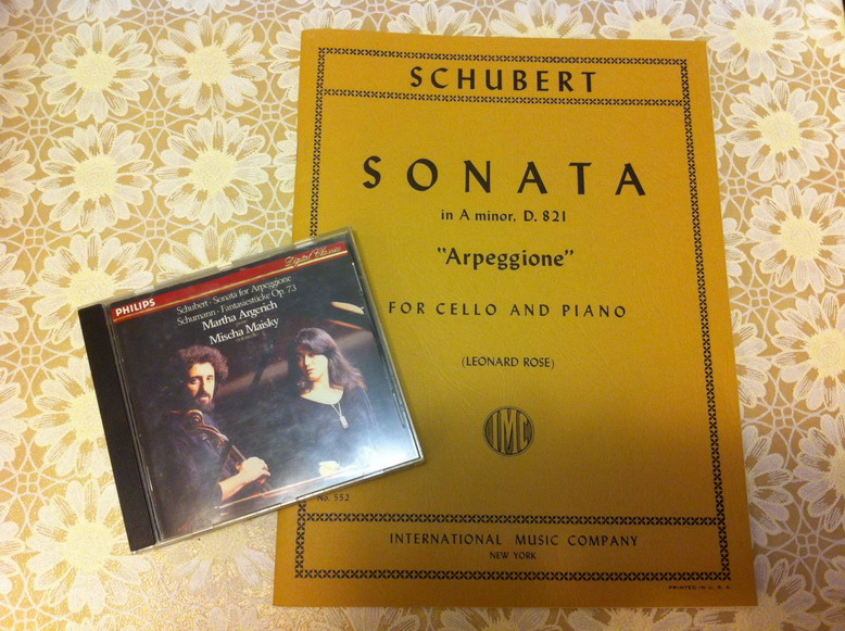 今天的音樂小沙龍講的是舒伯特的Arpeggione Sonata，主要分享的是大提琴家麥斯基與鋼琴家阿格麗希的錄音。