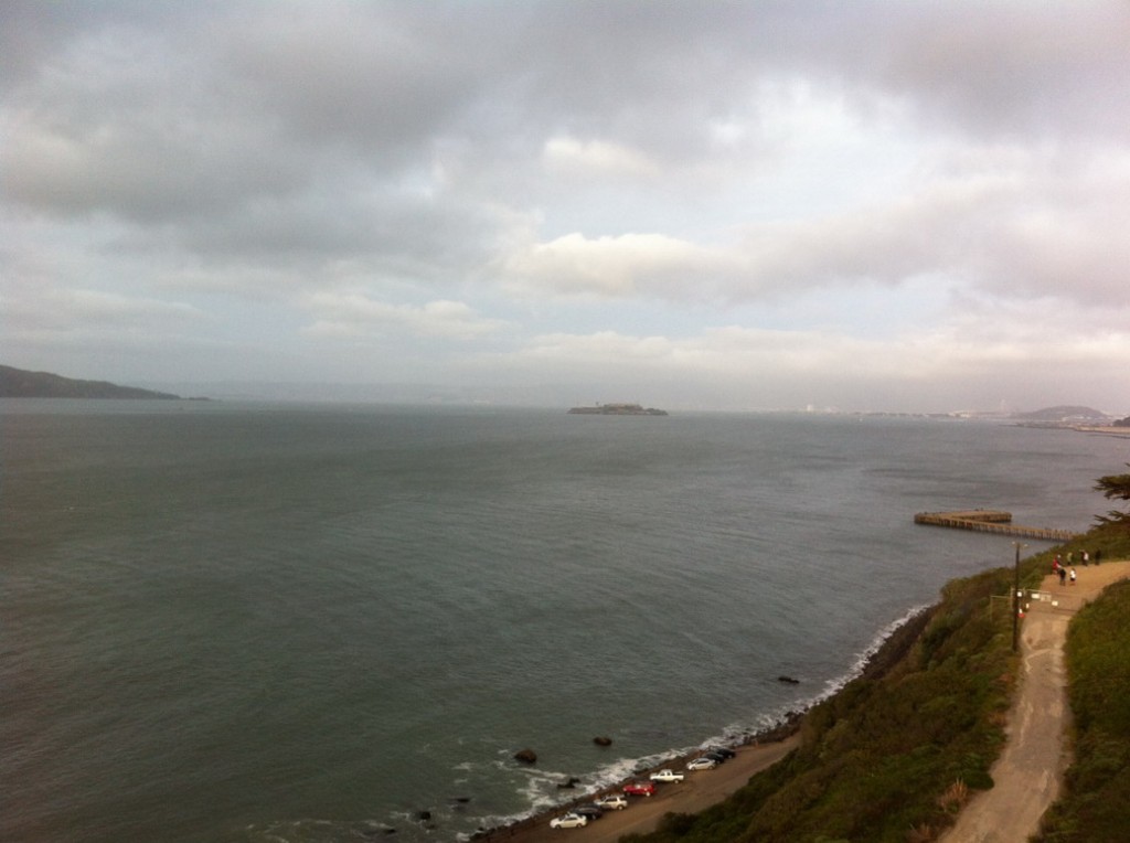 從金門大橋上遠眺所見之遠方孤島即是我隔日將前往的Alcatraz--惡魔島！電影石破天驚（The Rock）即在該地取景。