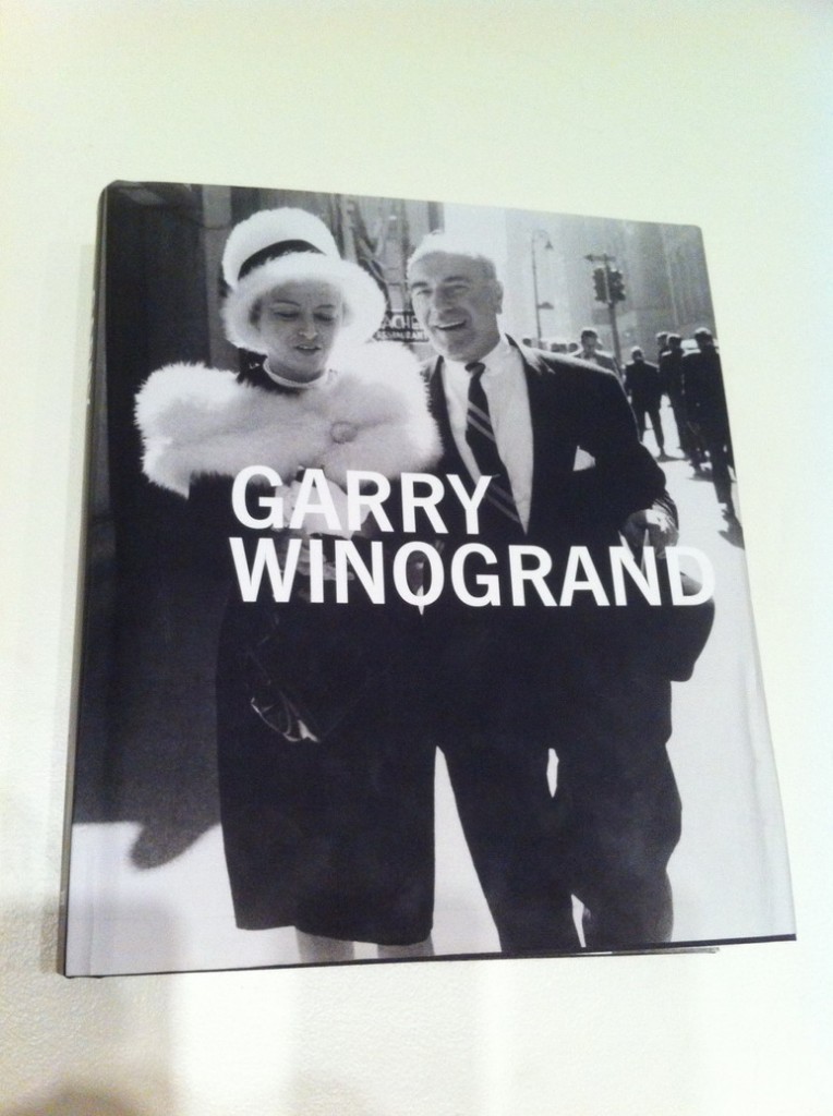 我至SFMOMA看展的目的即是為了一睹美國二十世紀重要街頭攝影家Garry Winogrand 那一方方細膩且具生命力的相片。雖然當時是黑與白的年代，其捕捉人物神韻豐富的功力卻勝過太多的斑斕色彩！