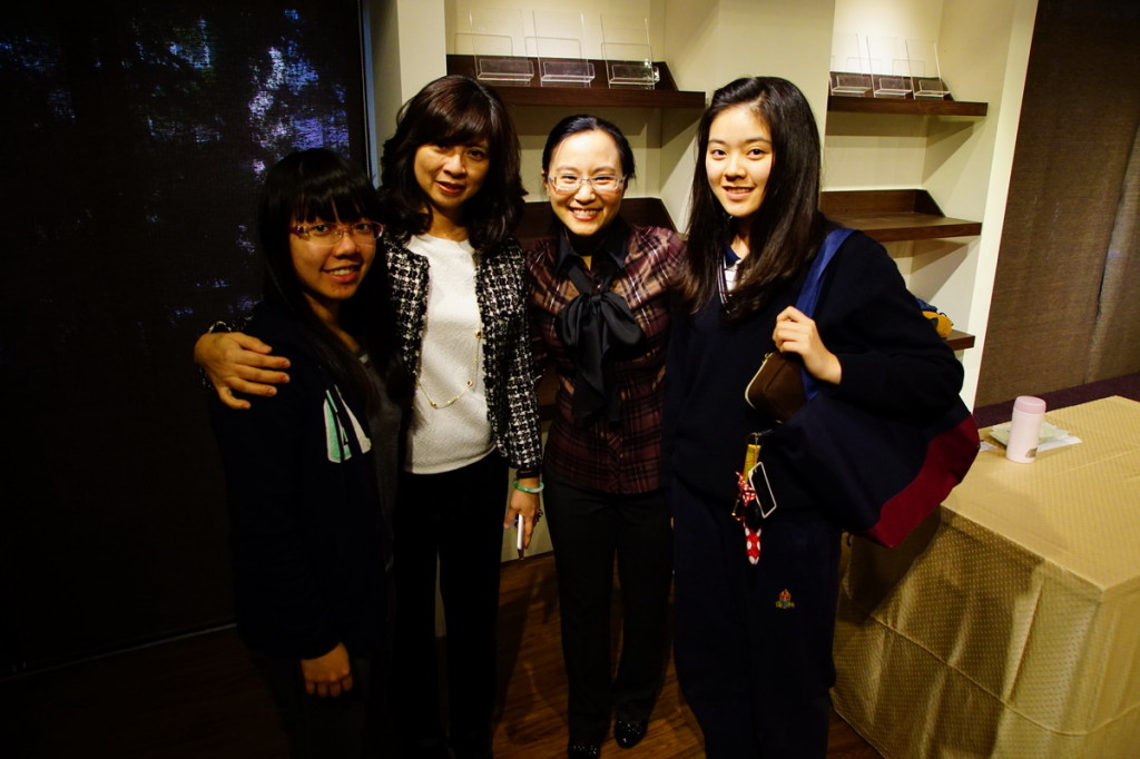 與喜愛音樂的劉醫師夫人及千金們合照，非常開心。