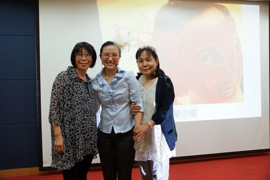 純慧與劉美華教授及韓晶月教授合影，兩位是愛樂人，也是純慧中文系的前輩，能一起在沙龍賞樂真的好開心。
