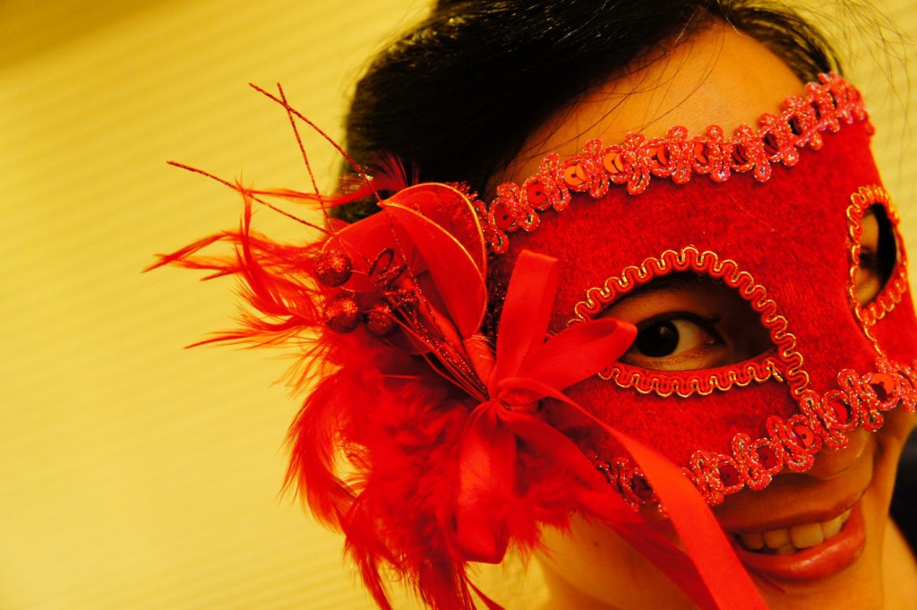 《唐喬望尼》歌劇中有許多帶面具的橋段，因此純慧也自家拍攝宣傳面具照，以與劇情相互呼應。