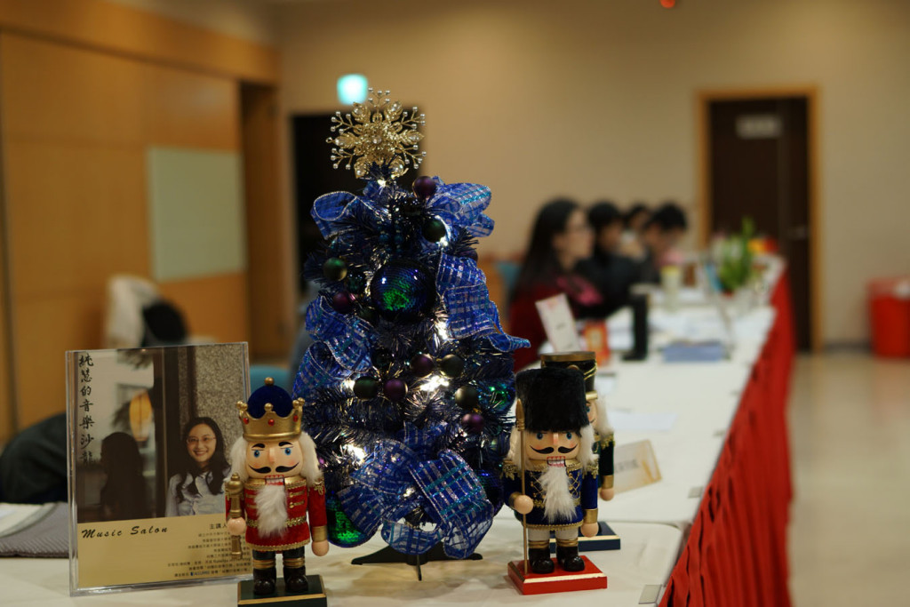 音樂沙龍簽到桌應景的擺飾是燦藍耶誕樹及可愛胡桃鉗，為這歲末年終的音樂沙龍增添節慶氣氛。