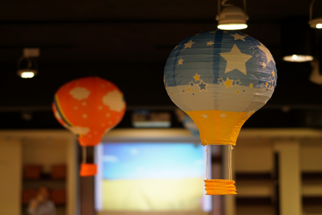 配合《田園》主題，音樂沙龍團隊在講堂的天花板上掛置美麗的熱氣球，邀請大家共遊鄉間。