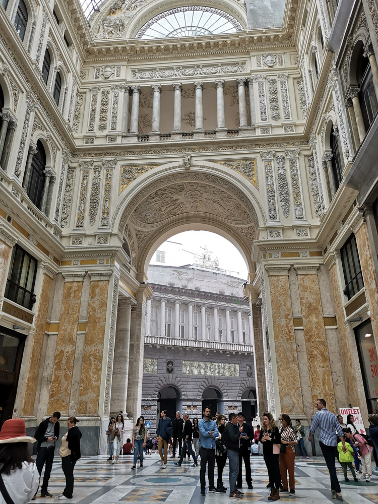 翁貝托一世拱廊街大門正對著聖卡洛歌劇院。