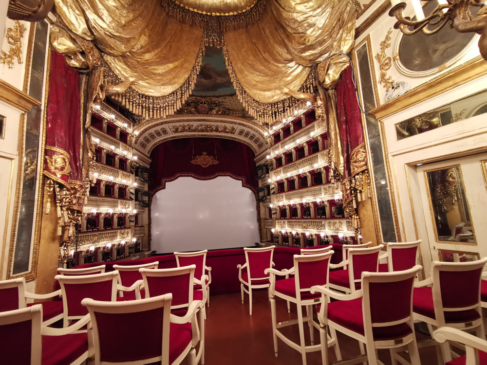 聖卡洛歌劇院氣勢凜然的皇室包廂。